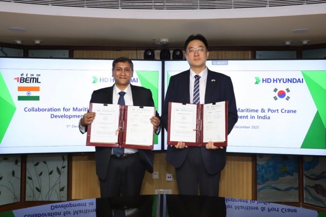 (왼쪽부터)샨타누 로이 BEML 회장, 최한내 HD한국조선해양 기획부문장이 ‘크레인 사업협력 확대를 위한 업무협약’을 체결하고 기념사진을 촬영하고 있다. 사진=HD현대