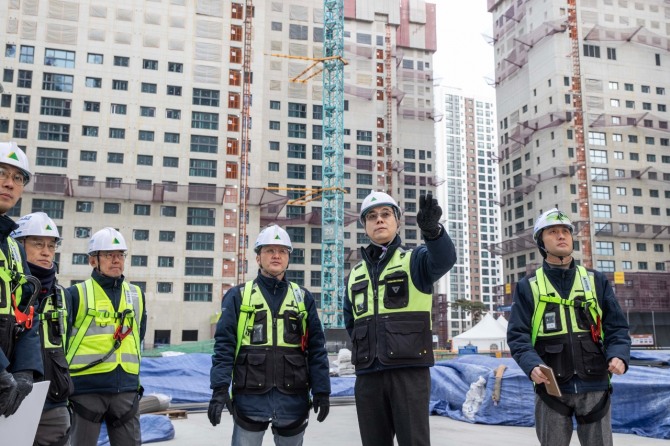엔지니어링 중심의 건설산업 구조 전환을 위해서는 시공 중심으로 짜인 국내 건설 관련 법·제도의 글로벌화가 가장 시급하다. 사진은 겨울철을 대비해 안전 점검에 나선 현대건설 현장. 사진=연합뉴스