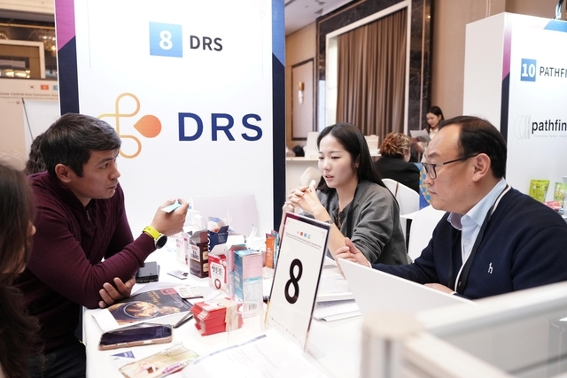 코트라가 지난 4~5일(현지시간) 키르기스스탄 비슈케크에서 ‘한-중앙아 소비재 경제협력 플라자’를 개최했다. 참가 국내기업과 현지 바이어가 수출상담을 진행하고 있다. 사진=코트라