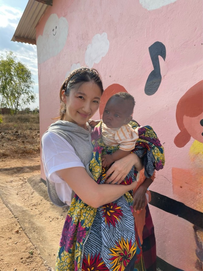 2023년 말라위 봉사활동에 참여한 김지수 후원자. 어머니를 통해 자연스럽게 배운 사랑과 따뜻한 마음을 현장에서 실천했다.  사진=희망친구 기아대책