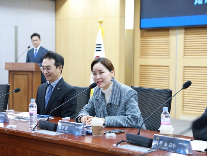 8일 국회에서 열린 'AI시대, 콘텐츠기업 육성방향' 세미나에서 임오경 의원이 인사말을 하고 있다.  사진=임오경의원실 블로그