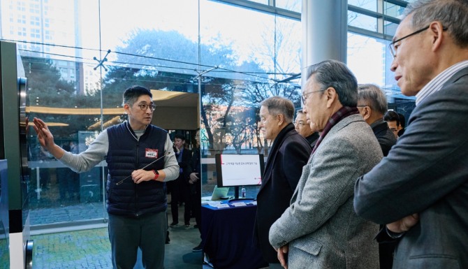 (오른쪽부터) 송대현 前사장, 신문범 前사장, 김쌍수 前부회장이 가산 R&D 캠퍼스 설립 50주년 기념식에서 최신 LG 워시타워에 대한 설명을 듣고 있다. 사진=LG전자