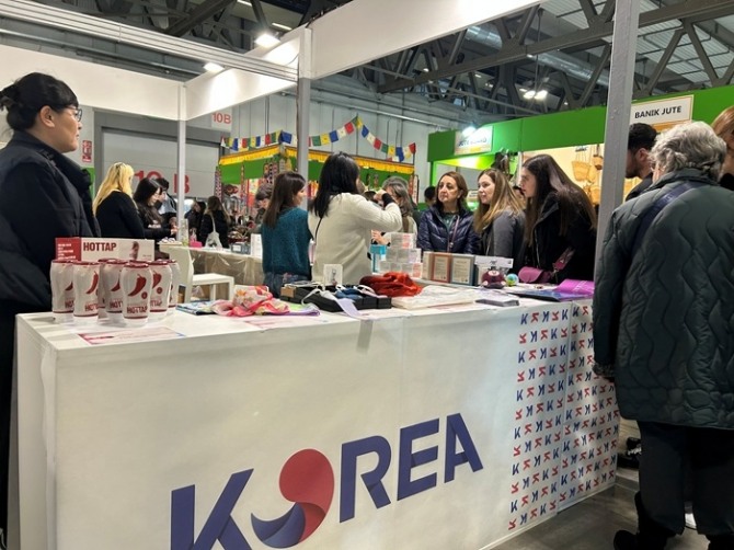 코트라가 지나 6일(현지시간)부터 2주 동안 이탈리아 밀라노에서 열리는 남유럽 최대 수공예 박람회인 ‘아티지아노 인 피에라(ARTIGIANO IN FIERA 2025)’에 국내 사회적기업 7개사를 포함한 예비 수출기업 등 21개사가 참여하는 쇼케이스관을 운영한다. 우리나라 기업들의 제품이 전시된 쇼케이스관의 모습. 사진=코트라