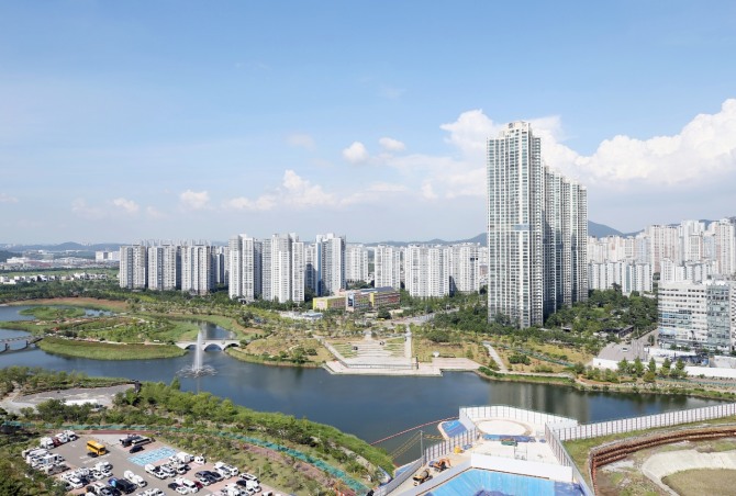 이재명 정부는 집값 급등을 잡기 위해 ‘6·27대책’을 내놓았지만 그 효과에 대해선 의문이다. 사진은 인천 서구 청라국제도시 전경. 사진=연합뉴스