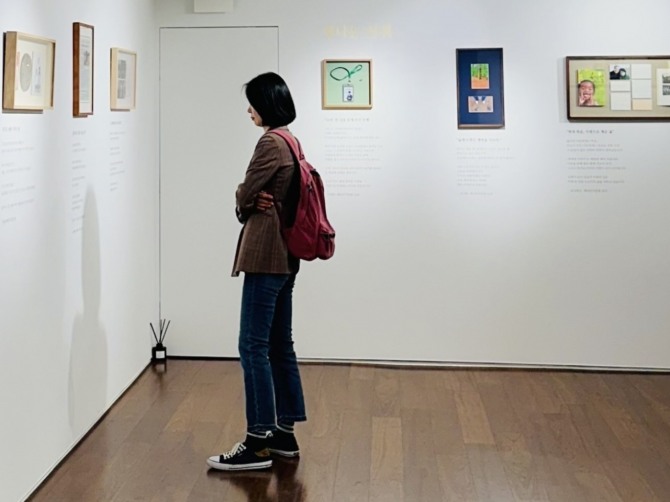 2025년 4월, 헤리티지클럽 10주년 기념 전시회를 찾은 우지은 후원자. 유산기부자의 작품을 관람하며 유산기부를 결심하게 됐다.  사진=희망친구 기아대책