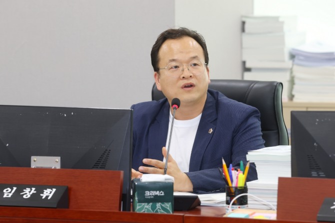 지난 9일 경기도의회 예산결산특별위원회 임창휘 의원이 자치행정국 대상 2026년도 본예산 심사에서 발언하고 있다. 사진=경기도의회