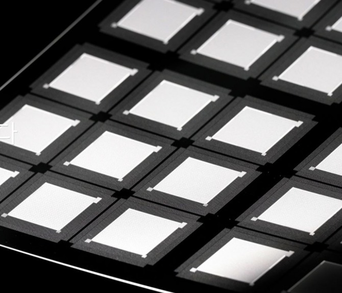 JNTC가 생산한 반도체 유리기판. 사진=JNTC