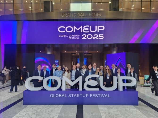 이스라엘 Edge& AI 스타트업 7개사와 주한이스라엘대사관 경제무역대표부, 이스라엘 퀀텀허브, 현대크래들 텔아비브 담당자들이 컴업행사장 앞에서 기념촬영을 하고 있다. 사진=주한이스라엘대사관