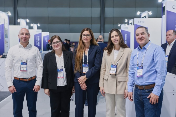  주한이스라엘대사관 경제무역대표부 타마르 코셔 마론 대표 및 이스라엘 퀀텀허브, 현대크래들 텔아비브 담당자들이 이스라엘 Edge&AI 기업 부스 앞에서 기념촬영을 하고 있다. 사진=주한이스라엘대사관