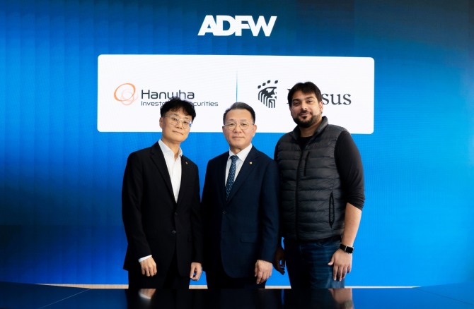 한화투자증권 장병호 대표이사(가운데), 손종민 전무(왼쪽), 크리서스(Kresus) 오메르 칸(Omer Khan) CTO(오른쪽)가 '아부다비 파이낸스 위크 2025'에서 MOU 체결후 기념 촬영을 하고 있다. 사진=한화투자증권