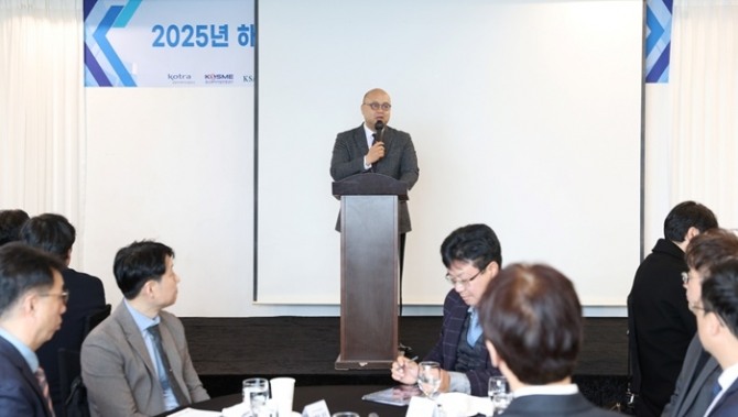 강상엽 코트라 부사장 겸 중소중견기업본부장이 수출바우처 확충을 위해 10일 서울 세빛섬에서 바우처 총괄수행기관들과 ‘2025년 하반기 수출바우처 총괄수행기관 협의회’를 개최했다. 사진=코트라