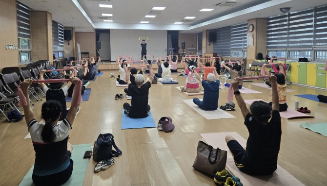 지난 9월 안산체력인증센터에서 단원구노인복지관을 방문, 운동처방을 진행하고 있다. 자료 사진=안산시