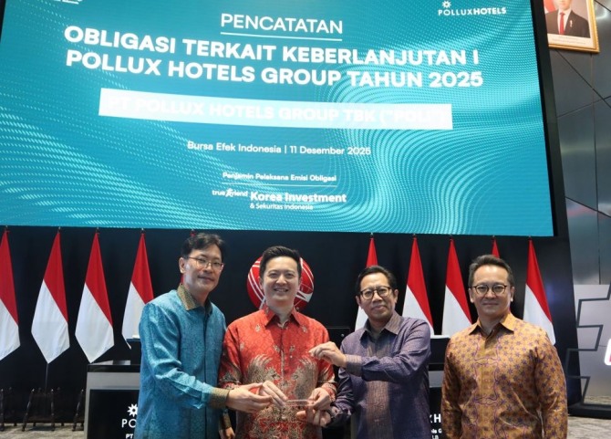 지난 11일 인도네시아 증권거래소에서 (사진 좌측부터)남경훈 한국투자증권 인도네시아 법인장, 니코 푸르노모 포(Noco Purnomo Po) 폴룩스 프로퍼르티 인도네시아 설립자, 아이 그데 뇨만 예트나(I Gede Nyoman Yetna) 인도네시아 증권거래소 상장 담당 이사, 윌리엄 포(William Po) 폴룩스 프로퍼르티 인도네시아 설립자가 기념촬영하고 있다. 사진=한국투자증권