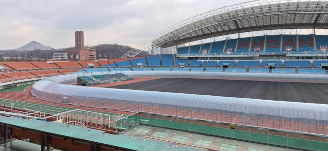 안산 와~스타디움 내 육상트랙에 설치한 비닐하우스 모습. 사진=안산도시공사