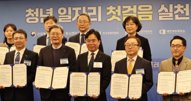 지난 8일 서울 중구 한국프레스센터에서 열린 '청년 일자리 첫걸음 실천 선언식'에서 김영훈 노동부 장관(앞줄 가운데)과 한국경제인협회, 한국경영자총협회 등 경제5단체 관계자들이 선언문에 서명한 뒤 기념사진을 찍고 있다. 사진=연합뉴스