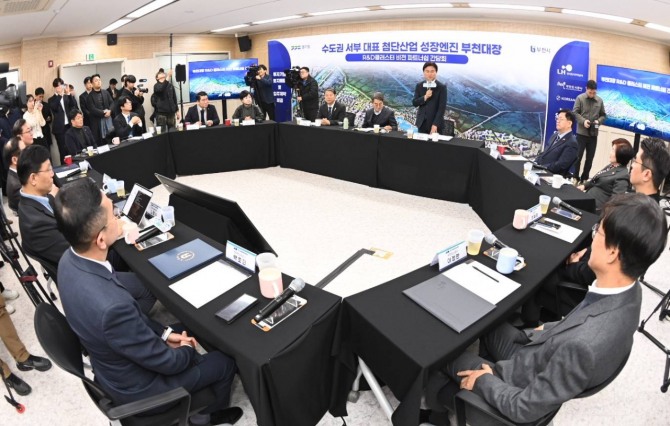 15일 부천시 오정구청에서 열린 ‘부천대장 R&D 클러스터 비전 파트너십 간담회’에 참석한 조용익 부천시장이 이야기를 하고 있다.  사진=부천시