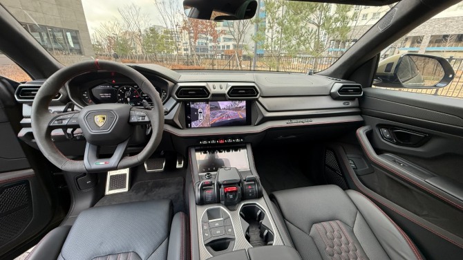 람보르기니 우루스 SE 인테리어 사진=육동윤 글로벌이코노믹 기자