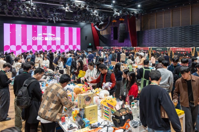 지난 10일 열린 ‘GRC플리마켓’ 행사장에서 참가자들이 다채로운 기부 물품들을 고르고 있다. 자료=HD현대