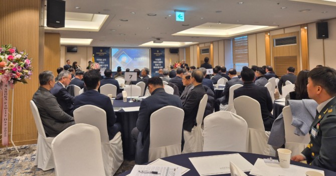 육군협회가 17일 서울 용산구 전쟁기념관에서 개최한 '2025 AORKA Family Day' 후원행사에서 참석자들이 권오성 협회장의 인삿말을 듣고 있다. 사진=글로벌이코노믹 박희준 기자  