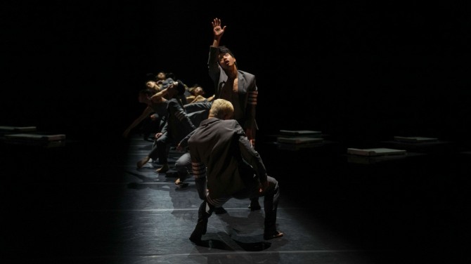 김정훈 안무의 '모델하우스'