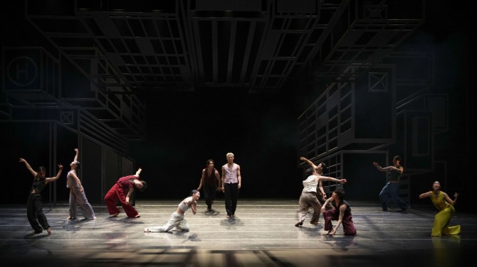 김정훈 안무의 '모델하우스'