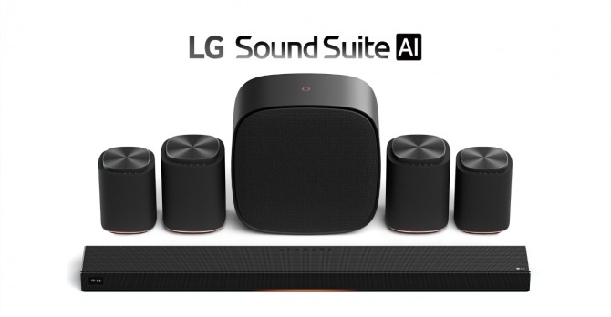 LG전자의 어떤 공간에서도 최적화된 사운드를 구현하는 'LG 사운드 스위트(LG Sound Suite)'. 최초로 돌비 애트모스 플렉스커넥트(DAFC)를 지원하는 사운드바(사진 하단)와 무선 서라운드 스피커(사진 왼쪽에서 첫 번째·두 번째 및 오른쪽에서 첫 번째·두 번째), 서브우퍼(사진 중앙)로 구성된 신개념 프리미엄 오디오 시스템. 사진=LG전자