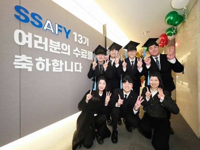  12월 18일 서울 강남구 '삼성청년SW·AI아카데미(SSAFY)' 서울캠퍼스에서 열린 SSAFY 13기 수료식에 참석한 수료생들이 기념 촬영을 하고 있다.사진=삼성