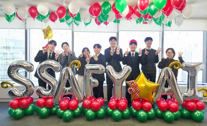  12월 18일 서울 강남구 '삼성청년SW·AI아카데미(SSAFY)' 서울캠퍼스에서 열린 SSAFY 13기 수료식에 참석한 수료생들이 기념 촬영을 하고 있다.사진=삼성