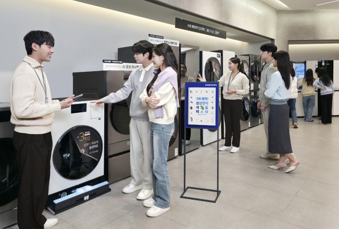 삼성전자 모델이 고객 혜택을 한층 강화한 '2026 삼성전자 세일 페스타'를 소개하고 있다. 사진=삼성전자