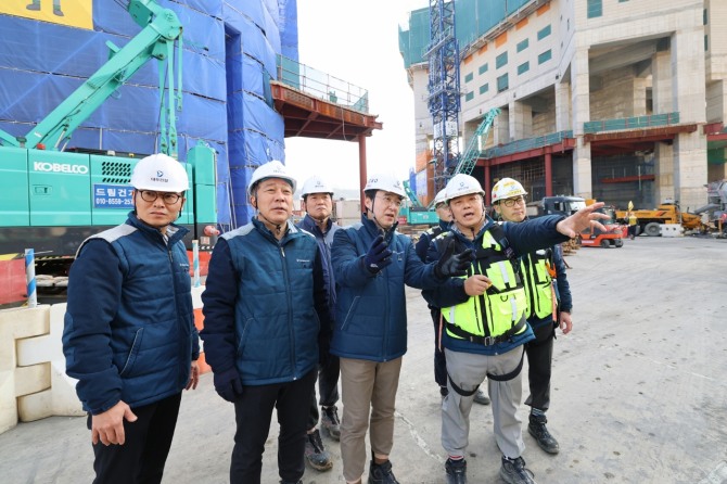 대우건설은 19일 신동혁 최고안전보건책임자(CSO) 지휘 아래 부산시 동구 범일동 ‘블랑 써밋 74’ 공사 현장에서 동절기 한랭질환 및 질병성 재해 예방활동을 위한 안전점검을 실시했다고 밝혔다. 신동혁 CSO(왼쪽에서 세 번째)가 블랑 써밋 74 공사 현장을 점검하는 모습. 사진=대우건설