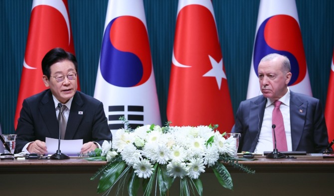이재명 대통령과 레제프 타이이프 에르도안 튀르키예 대통령이 24일(현지시간) 튀르키예 앙카라 대통령궁에서 공동언론발표를 하고 있다. 사진=연합뉴스