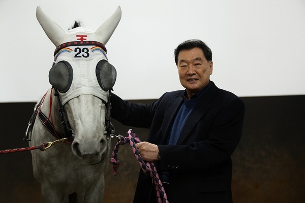 김진영 마주의 경주마 캡틴에브리싱 기념촬영 모습. 사진=렛츠런파크 부산경남