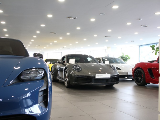 SSCL 인증중고차 센터에 포르쉐 차량들이 전시돼 있다. 사진=스투트가르트스포츠카