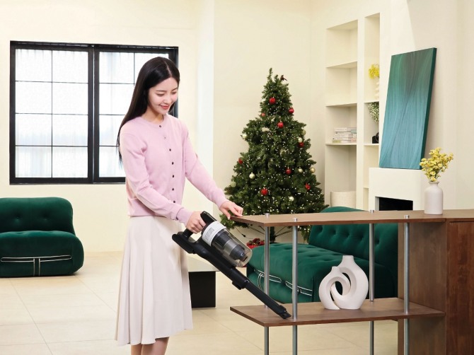 삼성전자 모델이 가볍고 슬림한 디자인과 최대 180W의 흡입력을 갖춘 삼성전자 무선 스틱 청소기 '제트 핏(Jet Fit)' 신제품을 소개하고 있다. 사진=삼성전자