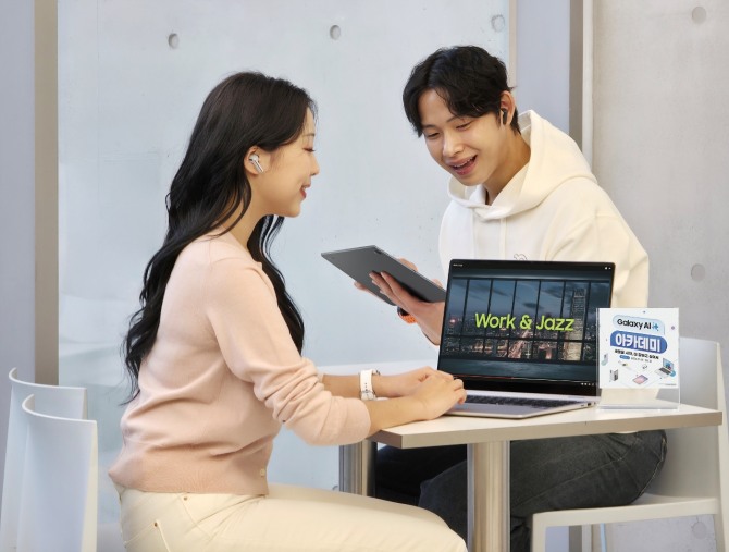 삼성전자 모델이 '갤럭시 북5 프로 360'과 '갤럭시 버즈3 FE'로 '액티브 노이즈 캔슬링' 기능을 체험하고 있다. 사진=삼성전자