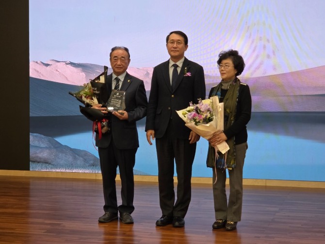 덕산문화상을 수상한 영도종합건설 고영두 회장(왼쪽). 사진=제주대학교발전기금