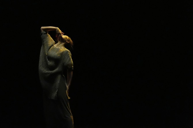 김진아 안무의 '물의 끝'