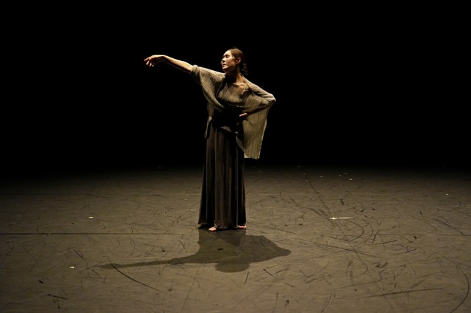 김진아 안무의 '물의 끝'