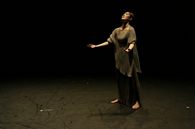 김진아 안무의 '물의 끝'