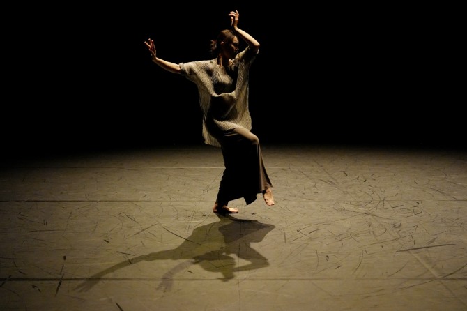 김진아 안무의 '물의 끝'