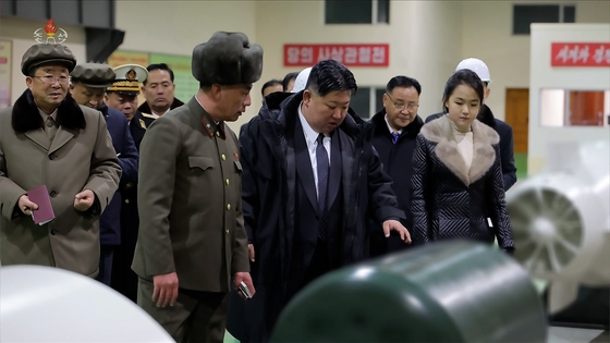 김정은 북한 국무위원장이 지난 24일 부인 리설주, 딸 주애와 함께 8700t급 '핵동력 전략유도탄 잠수함' 건조 사업을 현지지도하고 해군의 핵무장화를 계속 강력히 추진해 나가겠다는 의지를 밝혔다고 조선중앙TV가 25일 보도했다. 사진=조선중앙TV/연합뉴스