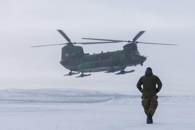 캐나다 이누빅 인근에서 진행된 군사 훈련 중 헬리콥터가 눈 덮인 활주로에 착륙하고 있다. 극한의 추위는 유압 계통과 통신 장비에 치명적인 오류를 일으켜 항공 작전을 제한한다. 사진=게티이미지/AFP/연합뉴스