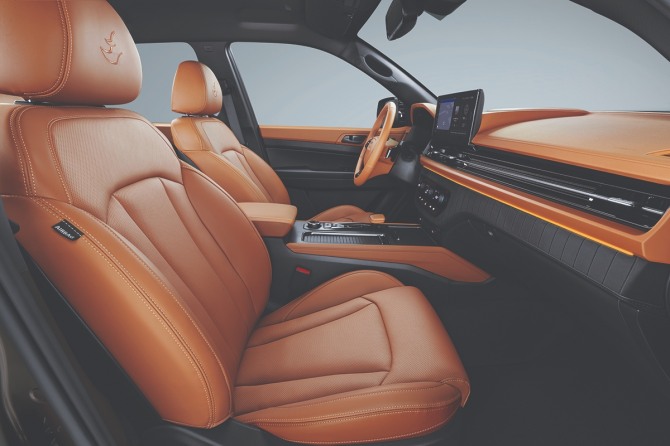 KG모빌리티가 정통 픽업 헤리티지를 계승한 신형 ‘무쏘’ 인테리어. 사진=KGM