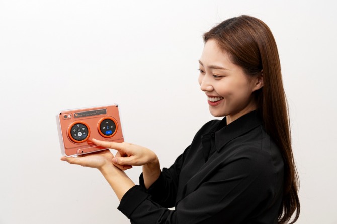 삼성디스플레이가 오는 6~9일 미국 라스베이거스에서 개최되는 'CES 2026' 기간 고객 대상 프라이빗 전시에서 선보일 스피커형 콘셉트 제품 'AI OLED 카세트'. 사진=삼성디스플레이