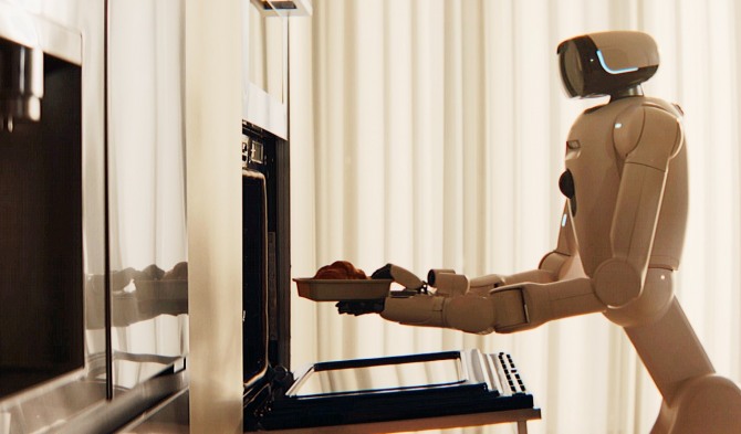 LG 클로이드가 크루아상을 오븐에 넣으며 식사를 준비하고 있다. 사진=LG전자