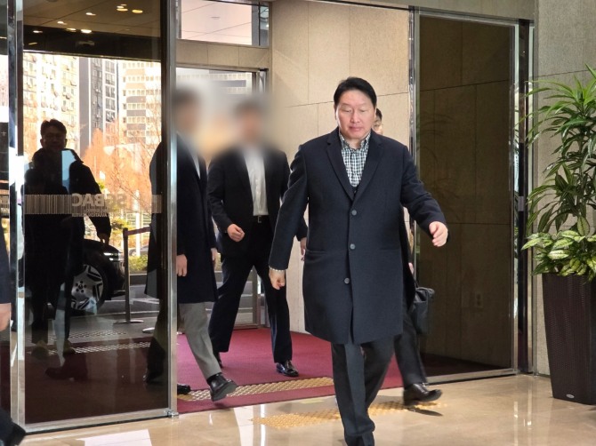 최태원 SK그룹 회장(대한상의 회장)이 방중 경제사절단에 동행하기 위해 4일 강서구 서울김포비즈니스항공센터(SGBAC)를 통해 출국하고 있다. 사진=연합뉴스