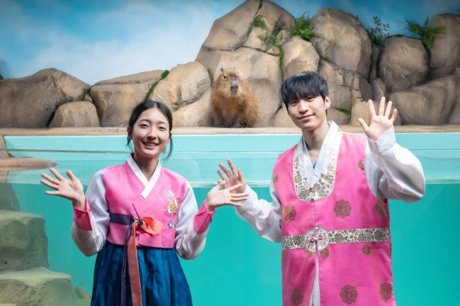 해 인사하는 아쿠아리스트와 카피바라   사진=롯데월드