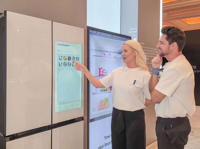 삼성전자 모델이 미국 라스베이거스에서 열리는 세계 최대 전자 전시회 'CES 2026'에 마련된 윈호텔 삼성전자 단독 전시관에서 '비스포크 AI 패밀리허브' 냉장고를 소개하고 있다. 사진=삼성전자