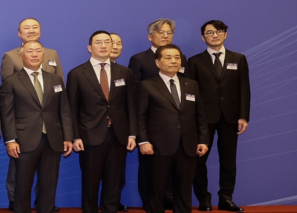 중국 베이징 조어대에서 열린 한중 비즈니스 포럼 기념 사진. 크래프톤 김창한 대표(맨 오른쪽)가 현장에 참석했다. 왼쪽 위부터 시계 방향으로 구자은 LS그룹 회장과 최병오 패션그룹형지 회장, 장철혁 SM엔터테인먼트 대표, 김창한 대표, 장인화 포스코홀딩스 회장, 구광모 LG그룹 회장, 정의선 현대차그룹 회장. 사진=뉴시스 