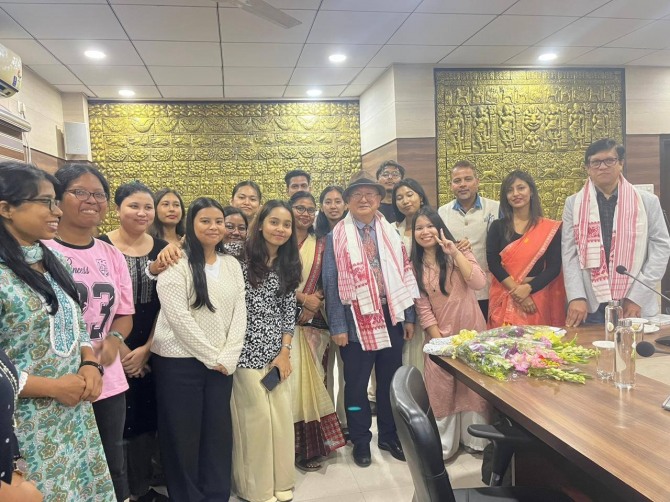 디브루가 대학 한국어과 학생들과 함께. 맨 오른쪽이 시인 마노지, 중앙의 모자 쓴 이가 번역자 장석용.